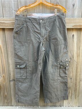 Columbia Sportswear Cargo Capri Pants | Olive/Army Green | Women’s Size 12